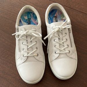 Born Tamara Perforated Leather Sneakers Zipper size 8.5